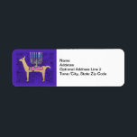 Whimsical Menorah Llama Rücksendeadresse<br><div class="desc">Benutzen Sie dieses Whimsical Menorah Llama Rücksendetikett auf allen Ihren Hanukah Karten und Paketen und fügen Sie ein bisschen Laune in die Ferienzeit hinzu. Finden Sie viele andere passende/koordinierende Karten und Artikel in meiner Whimsical Menorah Hanukkah Collection, inklusive Schürze, Akzent Kissen, Tischläufer und vieles mehr. Und, möge deine Jahreszeit des...</div>