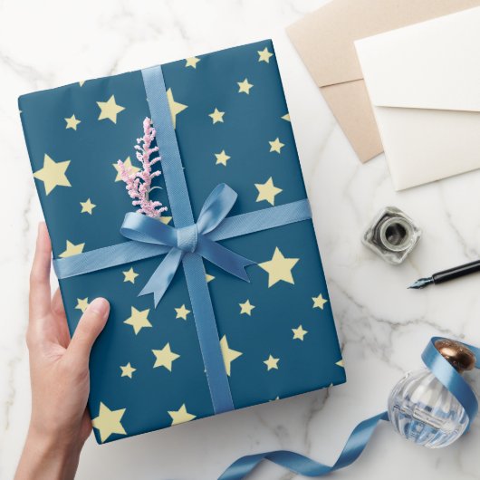 Whimsical Midnight Blue mit gelben Sternen Geschenkpapier (Schenken)