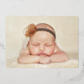 Whimsical Modern Floral Foto Geburtsankündigung Folieneinladung (Rückseite)