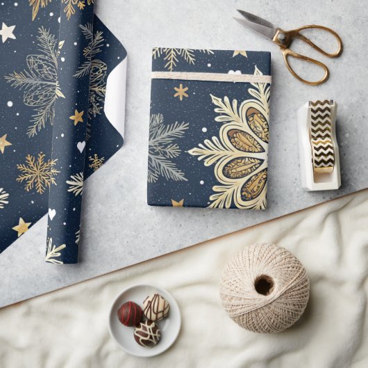 Whimsical Modern Navy Gold Snowflakes & Hearts Geschenkpapier (Kunsthandwerk)