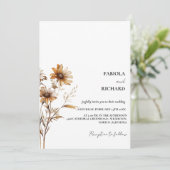 Whimsical Monogram Ivory Wildblume Wedding Einladung (Stehend Vorderseite)