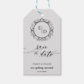Whimsical Monogram Script Wedding Save the Date Geschenkanhänger (Vorderseite)