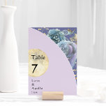 Whimsical Moon Lila Wedding Tischnummer Card<br><div class="desc">Diese skurrile Mond lila Hochzeitskarte ist perfekt für Ihre kichkische Märchenhochzeit. Dieses Design zeichnet sich durch eine schwarze, einfache Kalligraphie mit einem zweifarbigen Lavendel und lila Hintergrund mit dem Mond, Blume und Farne, um Ihre moderne Luxus-Hochzeit oder minimalistische boho Hochzeit im Frühling, Sommer, Herbst. Gerne stehen wir Ihnen für Fragen...</div>
