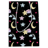 Whimsical Moon, Stars und Wolkenmuster auf schwarz Mittlere Geschenktüte (Vorderseite)