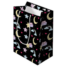 Whimsical Moon, Stars und Wolkenmuster auf schwarz Mittlere Geschenktüte
