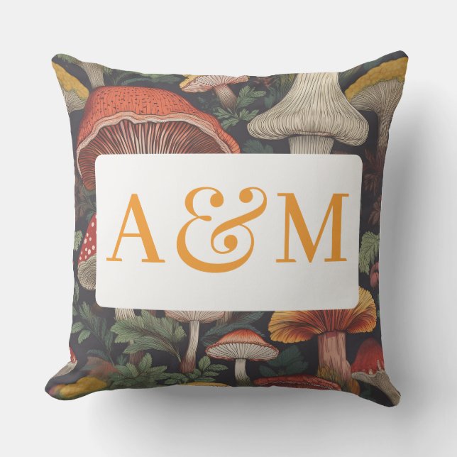 Whimsical Mushroom-Muster mit zwei Monogrammen Kissen (Vorderseite)
