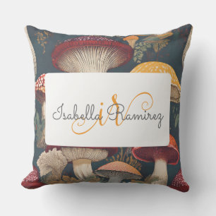 Whimsical Mushroom Pattern mit Name und Monogramm Kissen