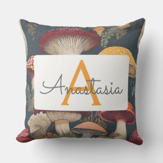 Whimsical Mushroom Pattern mit Name und Monogramm Kissen