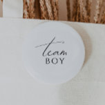 Whimsical Neutral Gender Reveal Team Boy Button<br><div class="desc">Die Einführung unseres whimsical neutralen Gender enthüllt Team Knopf - perfekt für jede Saison, ob Herbst, Winter, Frühling oder Sommer! Dieser Knopf strahlt einen boho-schicken Stil mit moderner, eleganter Kalligraphie und einem minimalistischen Schwarzweiß-Design aus. Es ist hübsch und einzigartig, mit einer Touch Vintagen Shabby Chic, das es perfekt für Jungen...</div>