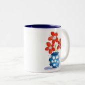 Whimsical Orange Blume in Blue Vase Zweifarbige Tasse (VorderseiteRechts)