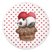Whimsical Panda Bär auf einem Cupcake Mit Monogram Keramikknauf (Vorderseite)