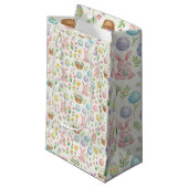 Whimsical Pastel Easter Bunny & Floral Pattern Kleine Geschenktüte (Vorderseite Schrägansicht)
