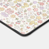 Whimsical Pastel Garden: Ein Muster für Blumen Schreibtischunterlage (Ecke)