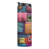 Whimsical Patchwork Quilt Pattern: farbiges Design Thermosbecher (Nach rechts gedreht)