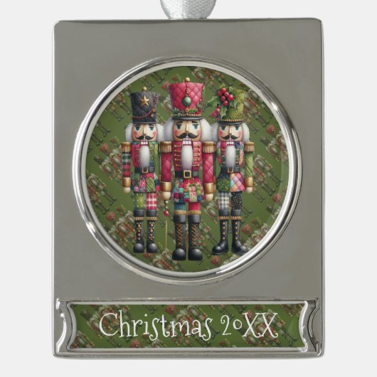 Whimsical Patchwork Weihnachts-Nussknacker-Trio Banner-Ornament Silber (Vorderseite)