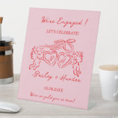Whimsical Personalized Engagement couple Sign Sockelschild (In Situ)