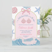 Whimsical Pink and Blue Beach Babe Baby Shower Einladung (Stehend Vorderseite)