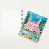Whimsical Pink Camper Van Camping Scene Planer (Anzeige)