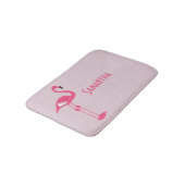 Whimsical Pink Flamingo Custom Bath Mat Badematte (Schrägansicht)