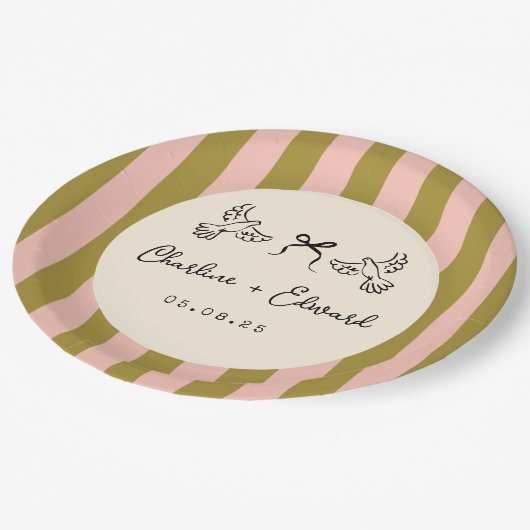 Whimsical Pink Green Striped Scribble wedding Pappteller (Schrägansicht)