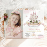 Whimsical Princess Fairytale Burg Pink Geburtstag Einladung<br><div class="desc">Personalisieren Sie diese skurrile Märchengeburtsfotoeinladung einfach und schnell. Klicken Sie einfach auf die Schaltfläche Den Text anpassen, um den Text zu bearbeiten, Schriftart-Stile und Schriftart-Farben zu ändern. Mit einem rosa Märchenschloss und sanften Schmetterlingen. Ideal für eine kleine Geburtstagsfeier. Auch in einem digitalen Instant-Download-Format erhältlich. Matching-Elemente im Speicher verfügbar. c) Somerset...</div>