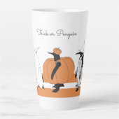 Whimsical Pumpkin Penguin Funny Halloween Milchtasse (Vorderseite)