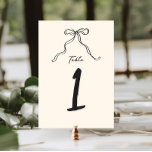 Whimsical Quirky Handgeschriebener Bow Tischnummer<br><div class="desc">Whimsical Brautparty Tischnummer mit einem wunderschönen handgezeichnet Bogen in einem lustigen und spielerischen Stil,  begleitet von einem lässigen,  handgeschriebenen Schriftart,  der perfekt die Spannung und Freude des Anlasses einfängt. Das Begrüßungszeichen ist in einem neutralen Farbschema aus dunkelgrauem Wald auf ecru gehalten.</div>