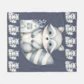 Whimsical Raccoon Night Woodland Cottage Scene Fleecedecke (Vorderseite (Horizontal))