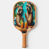 Whimsical Raccoons auf der rustikalen Tabelle Pickleball Schläger (Rückseite)
