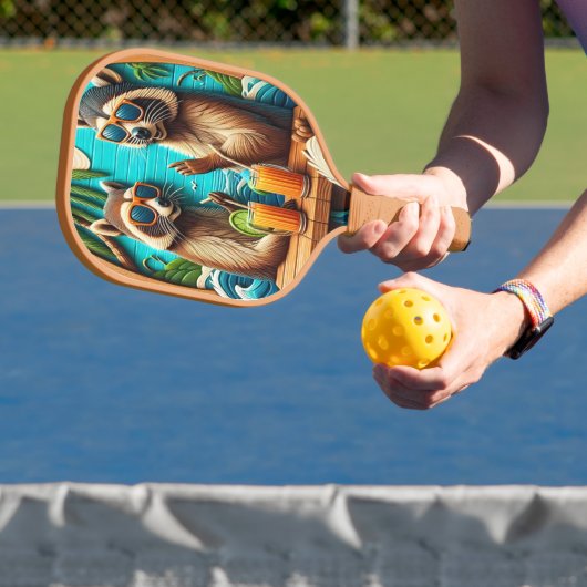 Whimsical Raccoons auf der rustikalen Tabelle Pickleball Schläger (InSitu)