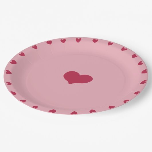 Whimsical Red Doodled Herzen on Soft Pink Pappteller (Schrägansicht)