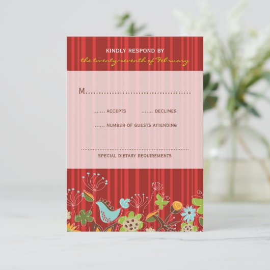 Whimsical Red Floral Garden Wedding RSVP Card (Stehend Vorderseite)