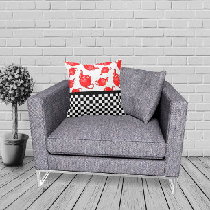 Whimsical Red Teapots und Checkerboard Kissen