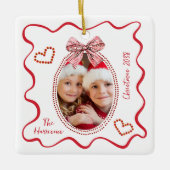 Whimsical Red Wavy Frame Bow Foto Weihnachten Keramikornament (Vorderseite)