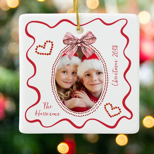 Whimsical Red Wavy Frame Bow Foto Weihnachten Keramikornament