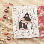 Whimsical Retro Christmas Doodle Foto Budget<br><div class="desc">Mit dieser charmanten Retro-Weihnachtsfotokarte erleben Sie die Urlaubsmagie! Mit einem bogenförmigen Foto, das von einem handgezeichnet Rand gerahmt ist, fügt es Ihrem Familienbild eine spielerische Vintage Touch hinzu. Oben befindet sich eine Band-Schriftrolle mit "Frohe Weihnachten", umgeben von skurrilen Illustrationen klassischer Weihnachtselemente wie Glocken, rotem Rotkehlchen, heilig, Geschenke und vieles mehr....</div>
