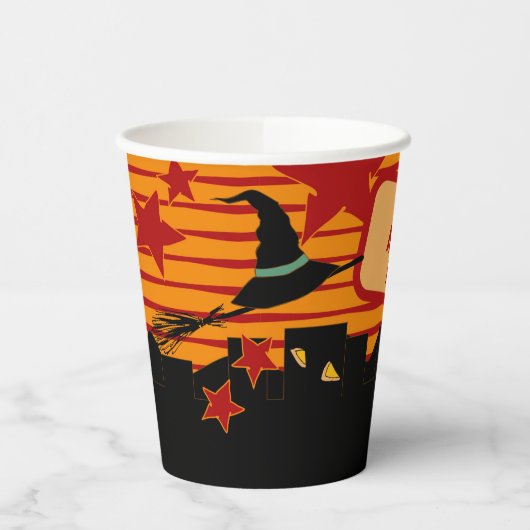 Whimsical Retro Witch Hat Over Skyline Halloween Pappbecher (Links)