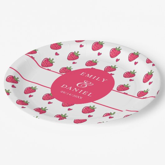 Whimsical-Rosa-Erdbeer-Hochzeit Pappteller (Schrägansicht)