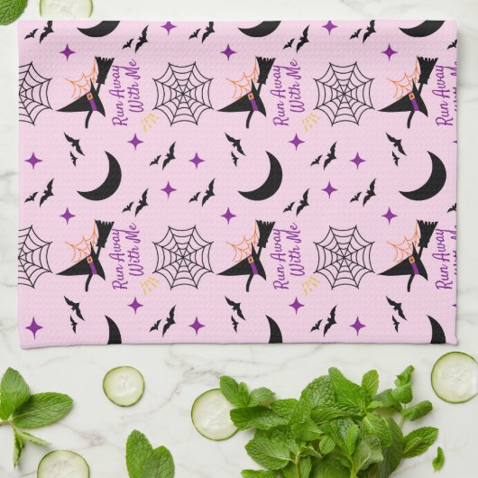 Whimsical "Run Away with Me" Halloween Hexe & Bat Geschirrtuch (Gefaltet)