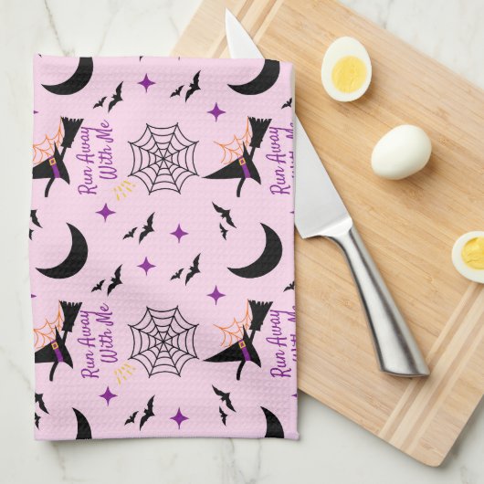Whimsical "Run Away with Me" Halloween Hexe & Bat Geschirrtuch (Viertel Falte)