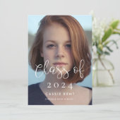 Whimsical Schriftart Class of 2024 Foto-Einladung Ankündigung (Stehend Vorderseite)