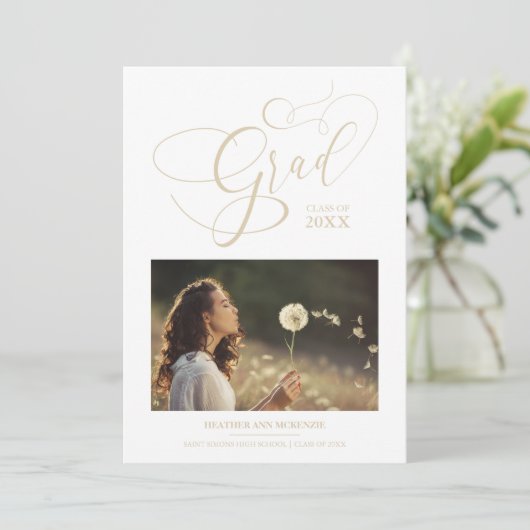 Whimsical Script Chic Gold Modern Foto Abschluss Einladung (Stehend Vorderseite)