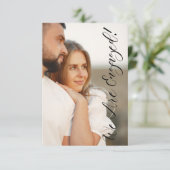 Whimsical Script Custom Photo Couple Engagement Einladung (Stehend Vorderseite)