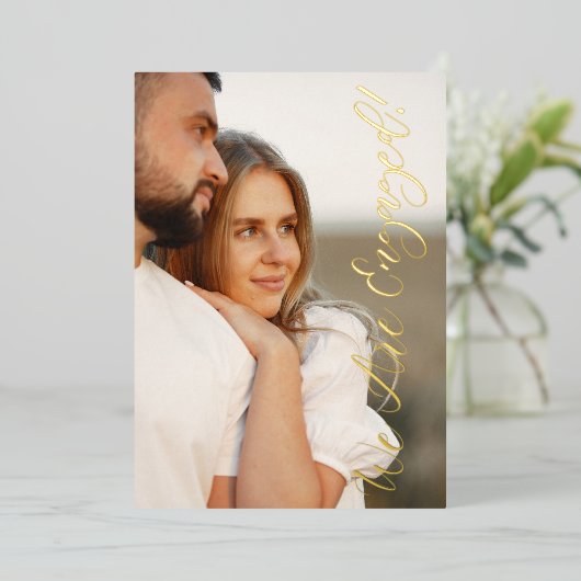 Whimsical Script Custom Photo Couple Engagement Folieneinladung (Stehend vorne)
