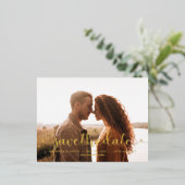 Whimsical Script Foto Wedding Save the Date Folie Einladungspostkarte (Stehend vorne)