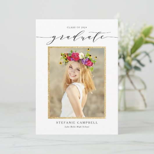 Whimsical Script Glitzer Class of 2025 Abschluss Ankündigung (Stehend Vorderseite)