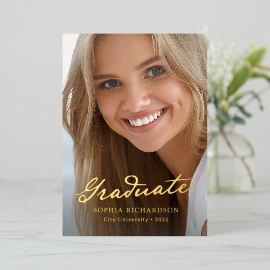 Whimsical Script Gold Foil Abschluss Ankündigung (Stehend vorne)