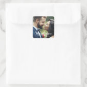 Whimsical Script Modern Wedding Foto Quadratischer Aufkleber (Tasche)