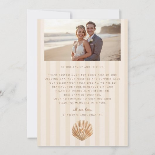 Whimsical Shell Monogram Coastal Wedding Dankeskarte (Rückseite)