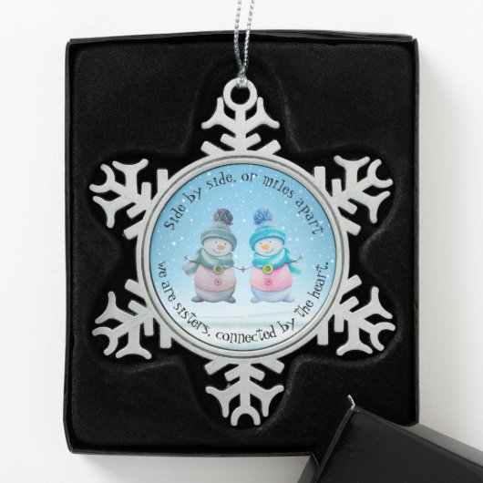Whimsical Sister Snowmen Schneeflocken Zinn-Ornament (Box)